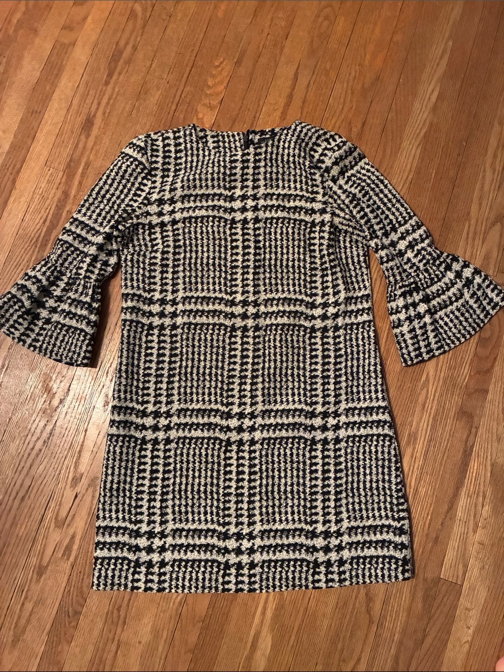 Zara Black and Cream Houndstooth Plaid Bell-Sleeve Shift Dress
